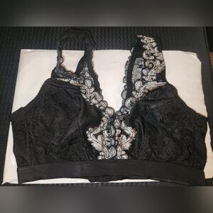Breezies Black Lace Wireless Bralette Bra Size Medium NWOT